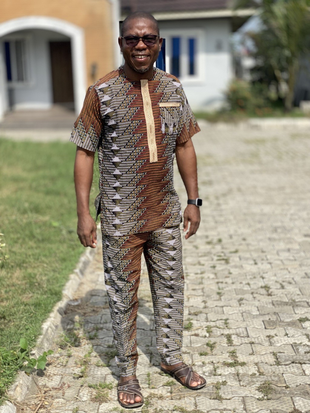 Blaise in op maat gemaakte kleding