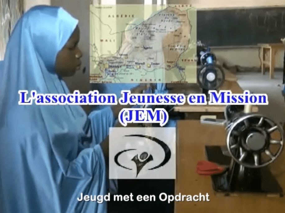 vrouw tijdens naaiopleiding Centre Caleb