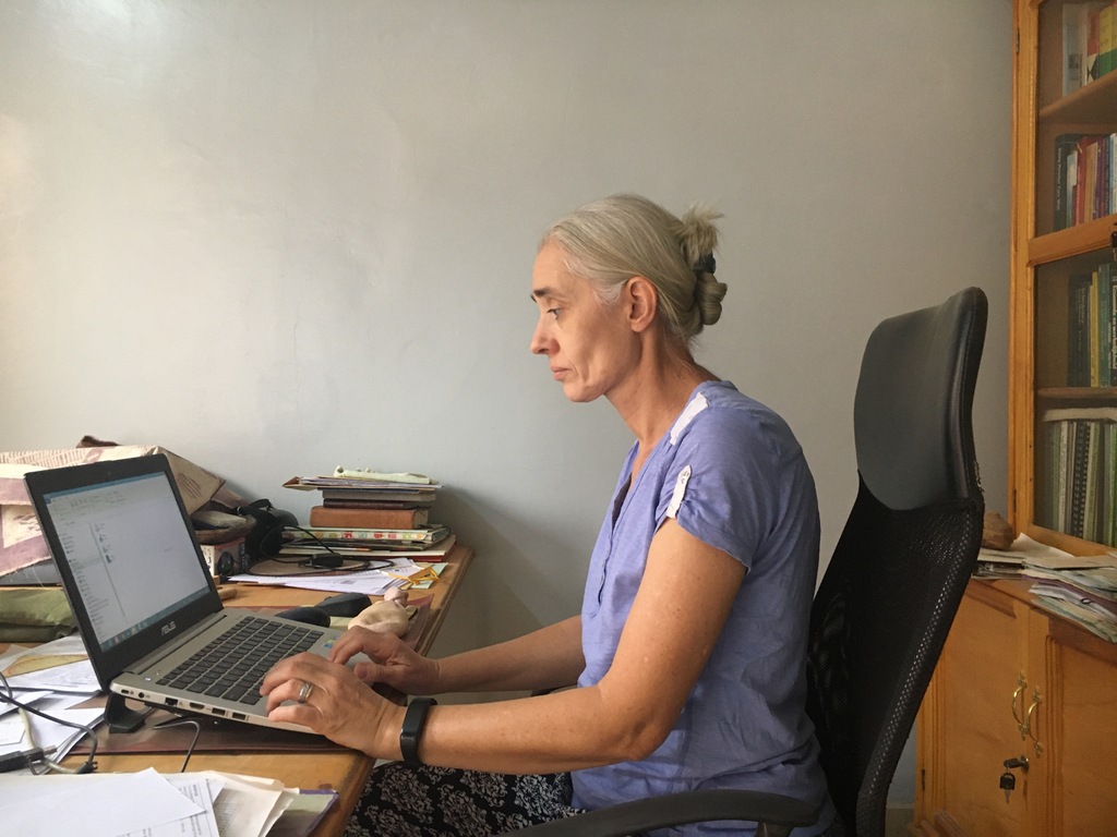 jeannette aan het werk achter computer