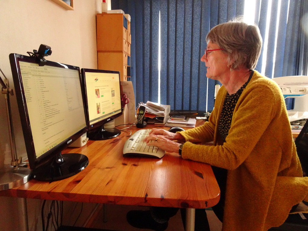 Nel achter computer aan het werk