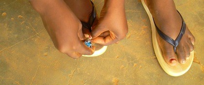 meisje met teenslippers