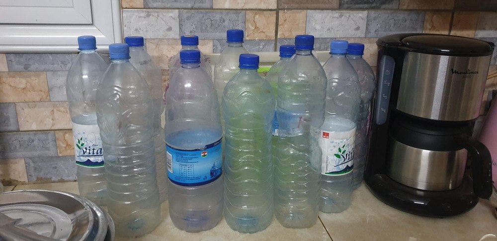 aanrecht vol waterflessen